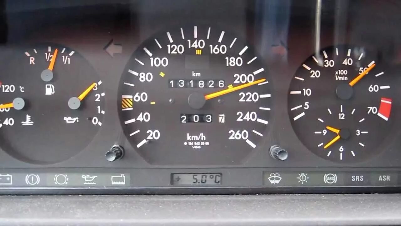 Спидометр мерседес е 240 км/ч. Скорость 124. Mercedes-benz (w124) 500e спидометр. Мерседес 124 максимальная скорость. Спидометр мерседес 190.