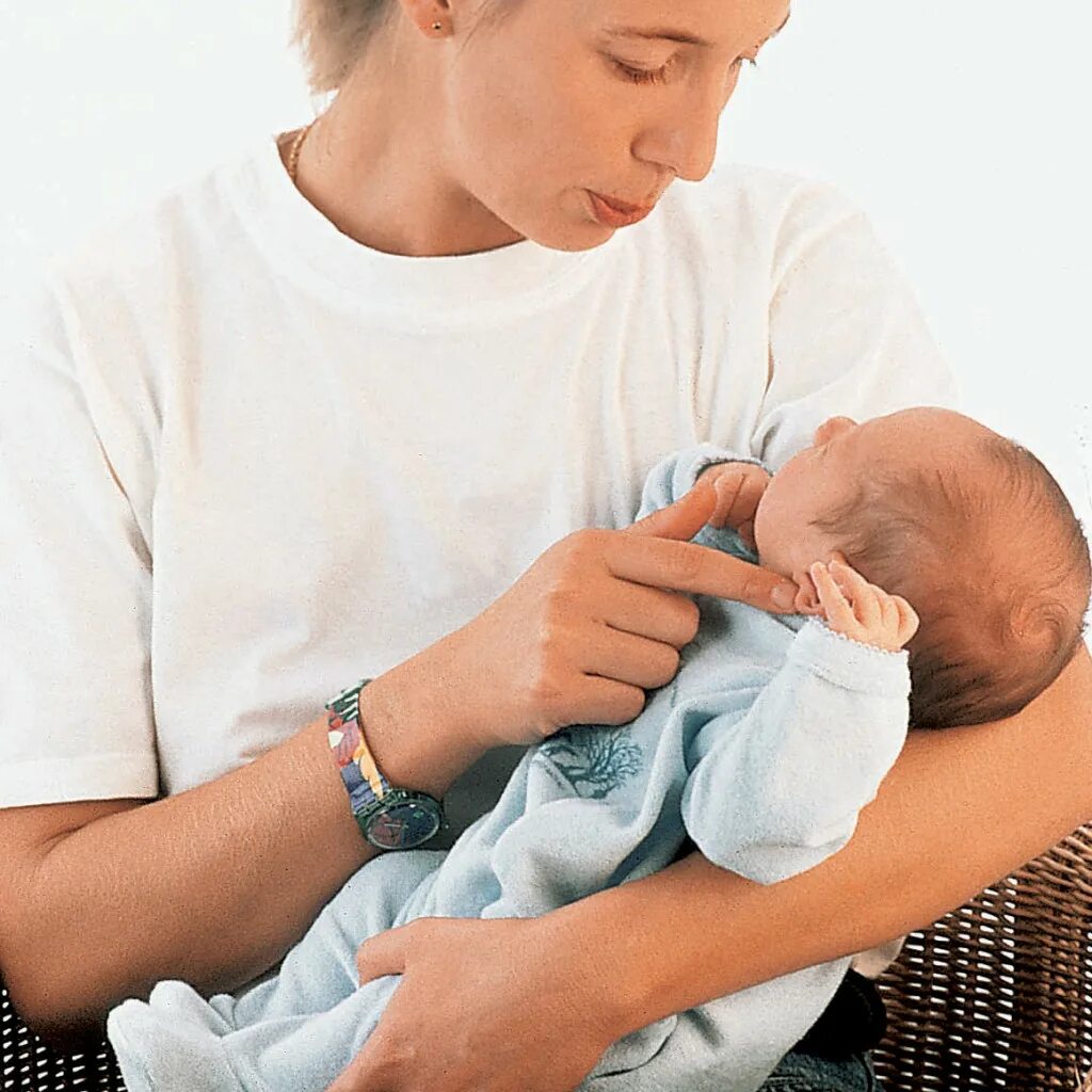 Возьму новорожденного. Как правильно держать нов. Как правильно держать новорожденного. Ношение на руках новорожденных. Как правильнодержпть новорожденного.