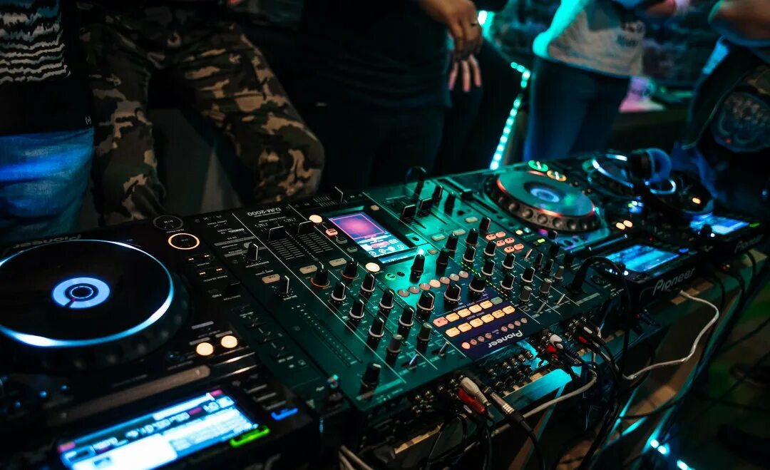 школа диджеинга москва. курсы диджеев. школа диджеев. курсы диджеев. диджей мастер-класс.