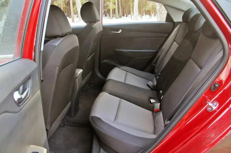 Заднее сиденье хендай солярис. Hyundai Verna II задний ряд. Солярис 2017 задние сидения.