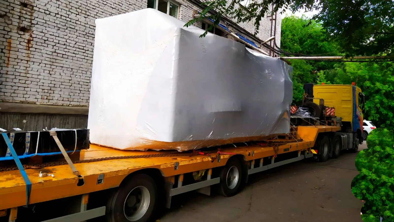 Упаковщик термоусадочной пленкой. Упаковка крупногабаритных грузов в термоусадочную пленку. Оборудование для упаковки в термоусадочную пленку. Как упаковывать в термоусадочную пленку. Термоусадочная пленка 9,8*30 fp-9830/190.