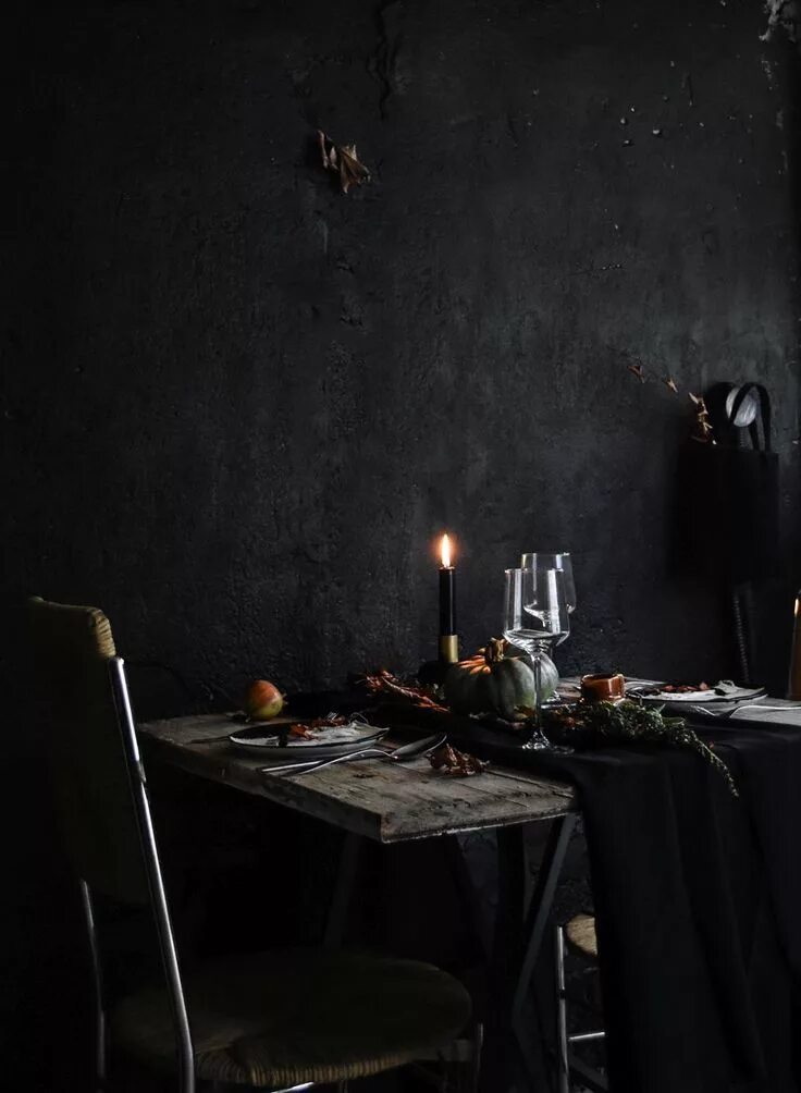 Wine aesthetic. Ресторан «в темноте» (dans le noir). Кафе в темноте. Вино и сыр эстетика в интерьере темное. Restaurants in darkness.