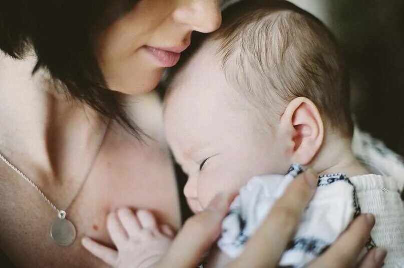 Мама целует малыша. Усталая мама целует малыша. Интересная женщина мама. Мать и ребёнок на позитиве. Вики стала мамой