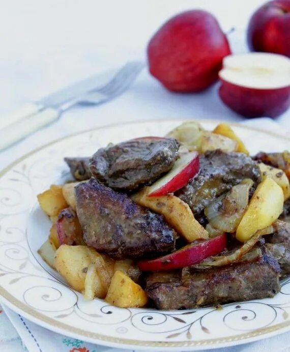 Печень с яблоками. Печень с яблоками и луком. Говяжья печень с яблоками и луком. Печень говяжья с яблоками.