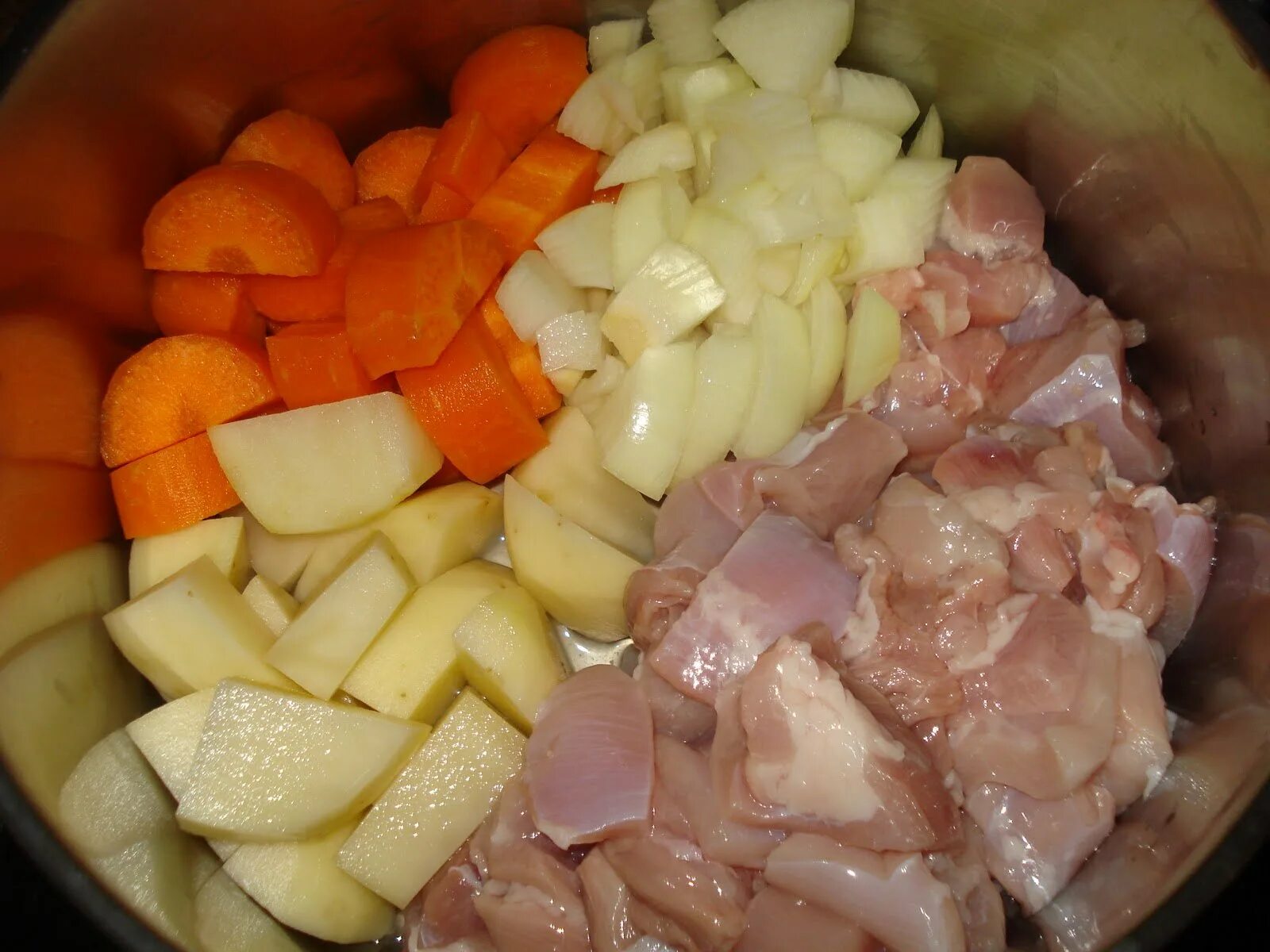 Картошка мясо лук морковь. Мясо с луком и морковью. Картошка с луком. Лук и морковь в кастрюлю с картофелем.