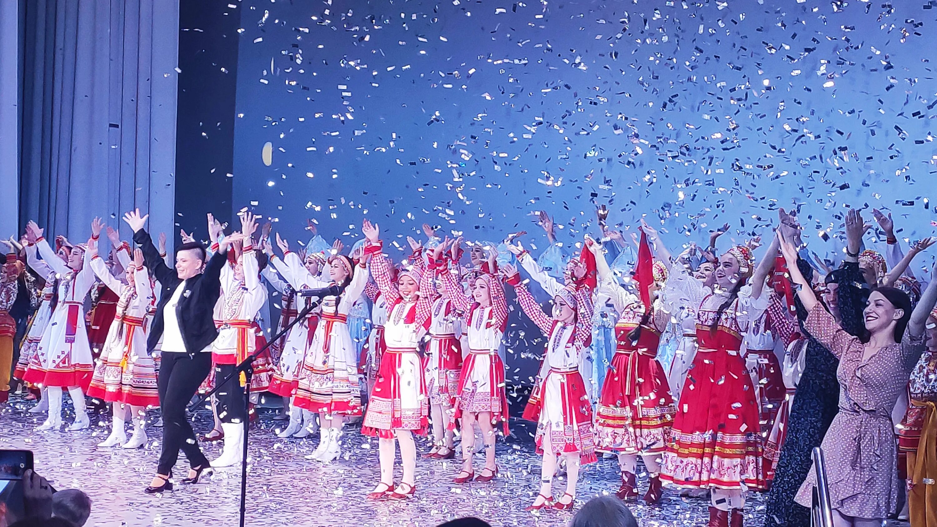 Памятник у современника в ульяновске. Киноконцертный комплекс "современник" ульяновск. Народный танцевальный ансамбль современник. Ккк современник. Ккк современник.