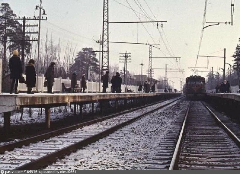 Электрички подлипки дачные лось. Станция Валентиновка. Валентиновка станция электрички. Платформа Подлипки 60 е годы. Платформа Валентиновка.