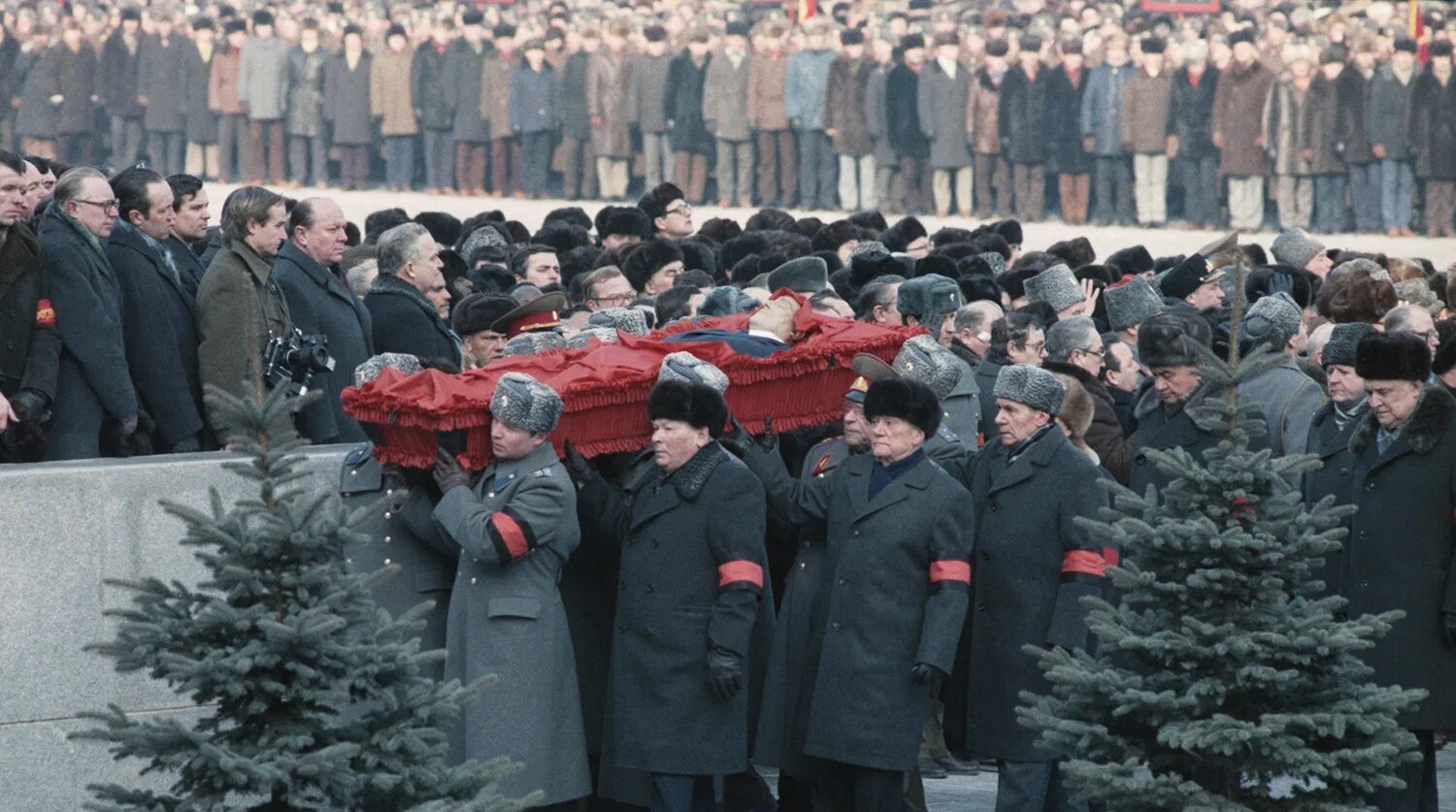 Эпоха пышных похорон. Брежнев 1982 похороны. похороны брежнева 1982.