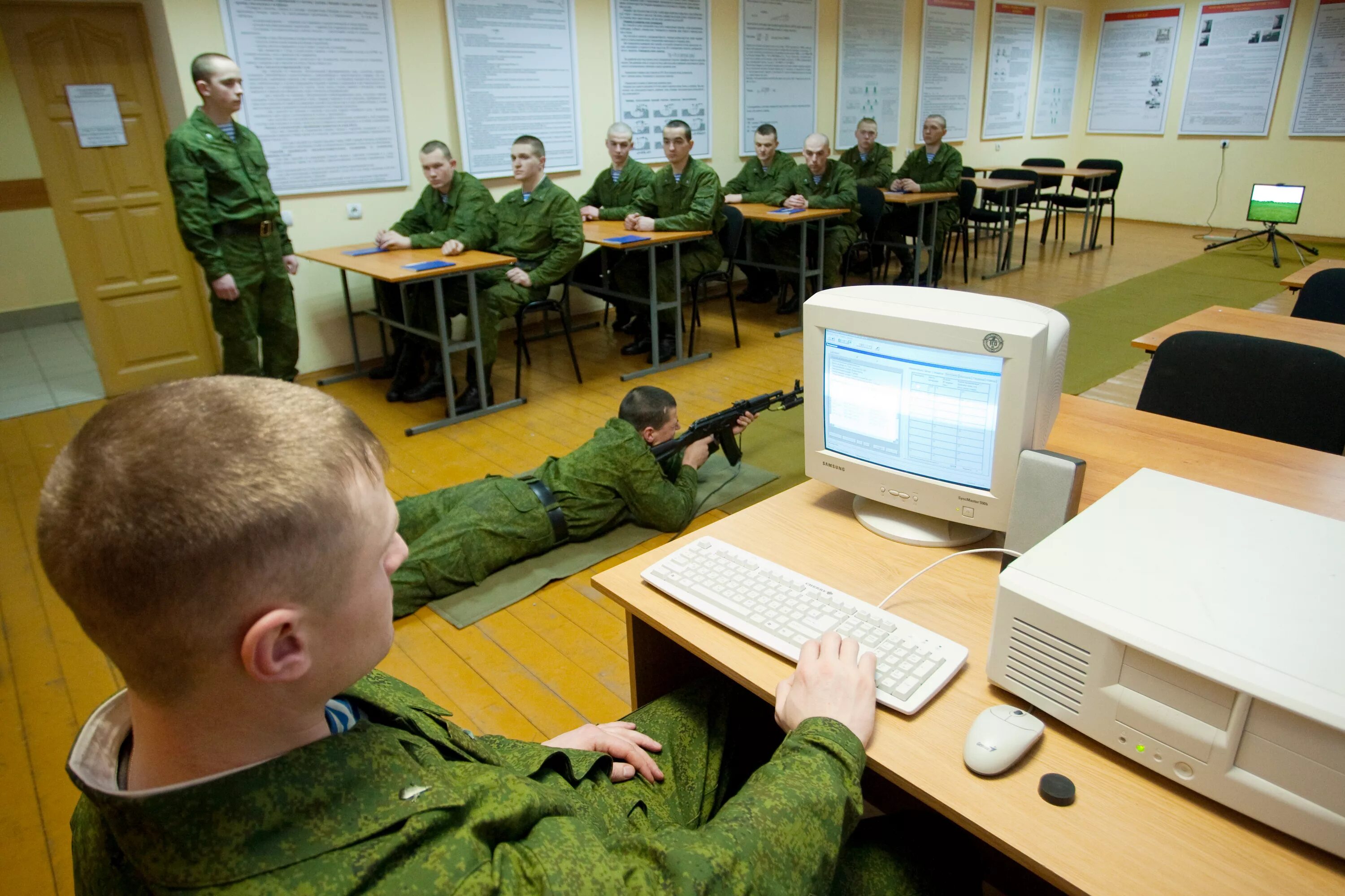 Общевойсковой учебный центр. Занятия в армии. Учебные занятия в воинской части. Занятия с военнослужащими. Занятия по боевой подготовке.