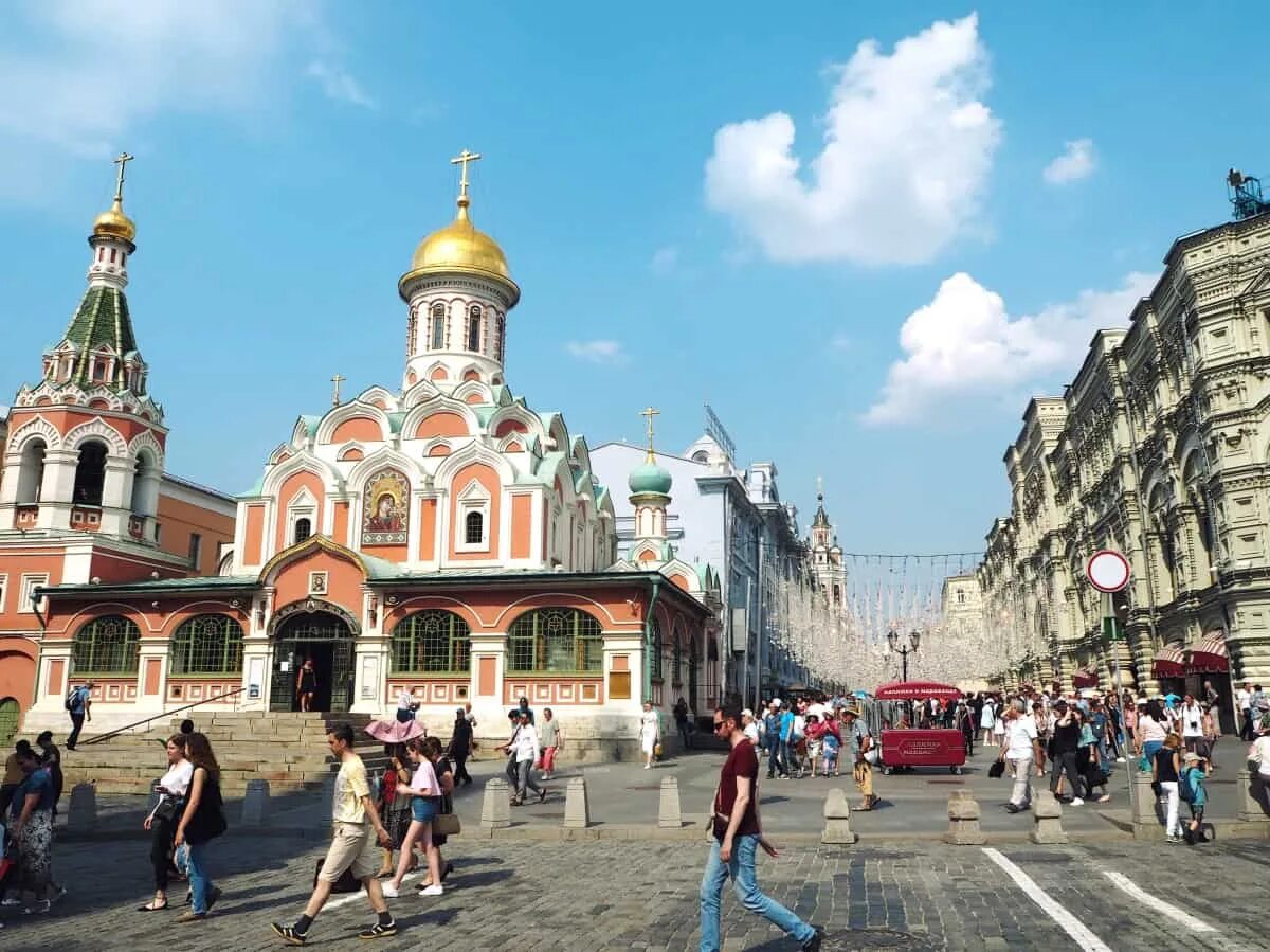 Stay in moscow. Красная площадь риц. Лазерное шоу мгу. Where to go in moscow. Москва люди.
