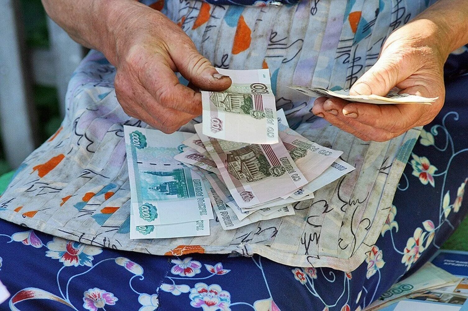 Пенсионер с деньгами. Пенсионерка с деньгами. Пенсионерка с деньгами в руках. Пенсионер с деньгами рубли.