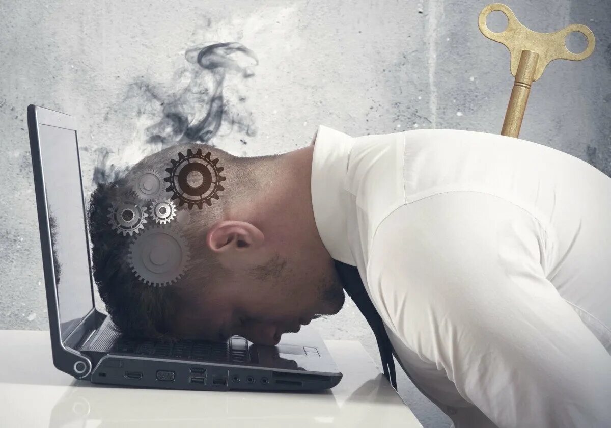 Тормозит компьютер. Девушка около компьютера. Перебои в работе интернета. Не работает интернет. Перебои в работе интернета.