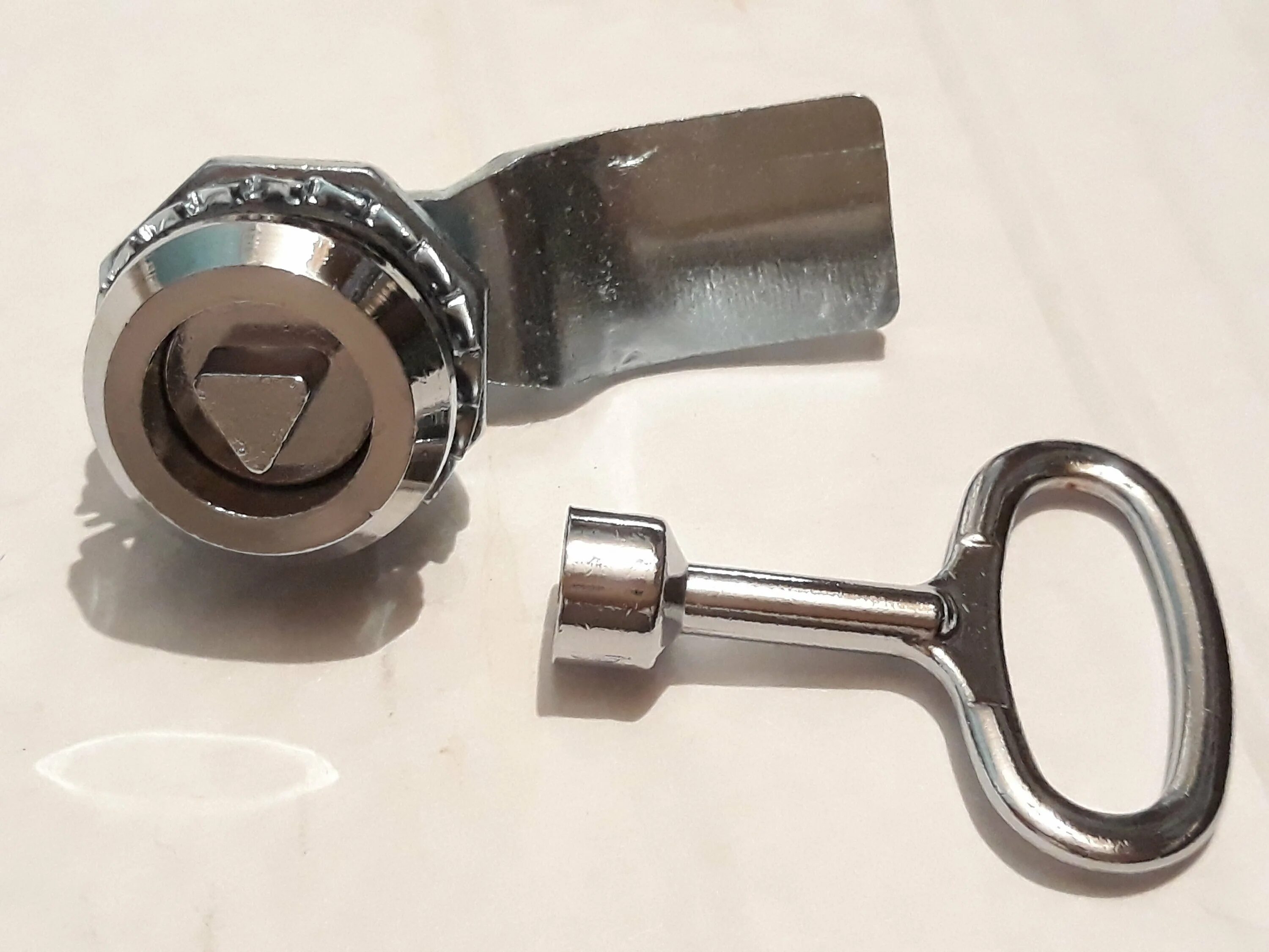 замок защелка ip54 22 25 44. ключом) ip54 iek yzk21-00. замок-защелка с трехгранным ключом ip54 22-25/44. замок-защелка с ключом 22-25/44 iek. замок 20-20/50(трехгранный ключ) tdm sq0825-0009.