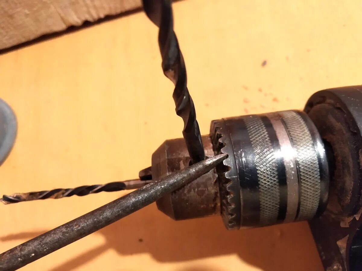 зубр 1200 дрель крепление патрона. снятие патрона с дрели. как открутить патрон на дрели без ключа. снятие патрона с дрели деволт 024. как открутить патрон на дрели без ключа.