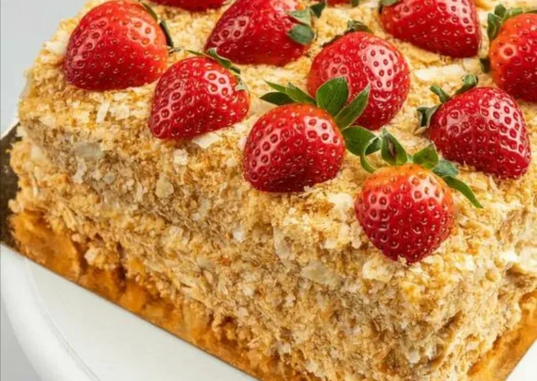 Декор наполеона клубникой. Домашний наполеон с клубникой. Красивый торт с клубникой. Наполеон с клубникой. Клубничный наполеон.