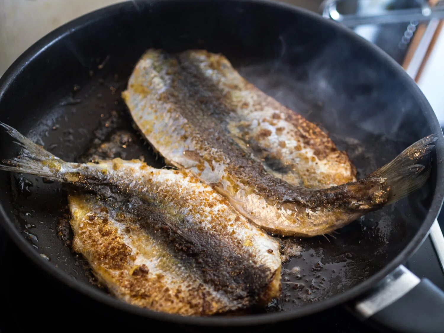 Донская селедка жареная. Донская селедка жареная. Жареная селедка на сковороде. Жареная донская селедка на сковороде. Сельдь жареная на сковороде.