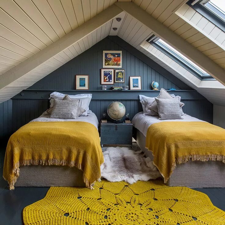 Дом серо желтый. Спальня на чердаке. Деревянная мансарда интерьер. Спальня на даче. Обустройство мансарды.