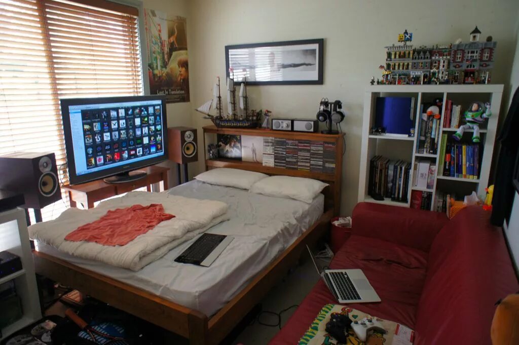 В какой комнате едят. Компьютерная комната. Комната геймера с кроватью. Маленькие геймерские комнаты. Планировка геймерской комнаты с кроватью.