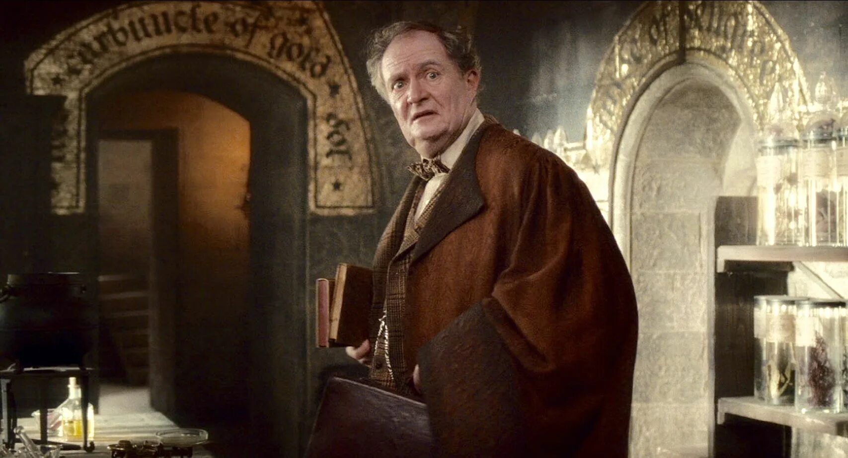 Джим бродбент гарри поттер. Гарри поттер профессор слизнорт. Horace slughorn профессор. Гарри поттер профессор слизнорт. Гарри поттер гораций слизнорт.