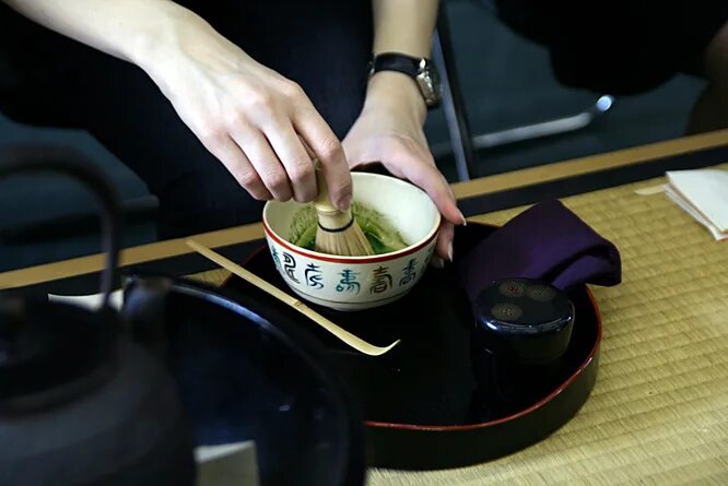 Из осу мы чайной миски ложкой. Чайная церемония. Японская чайная церемония. Китайская чайная церемония. Чайная церемония в Японии.