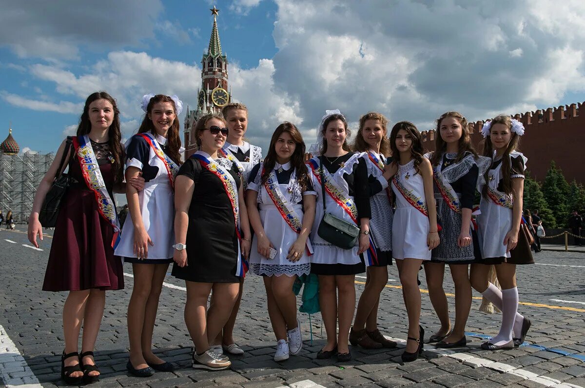 Выпускники школ видео. Красивые выпускники. Выпускница. Последний звонок выпускники. Девочки на выпускном.