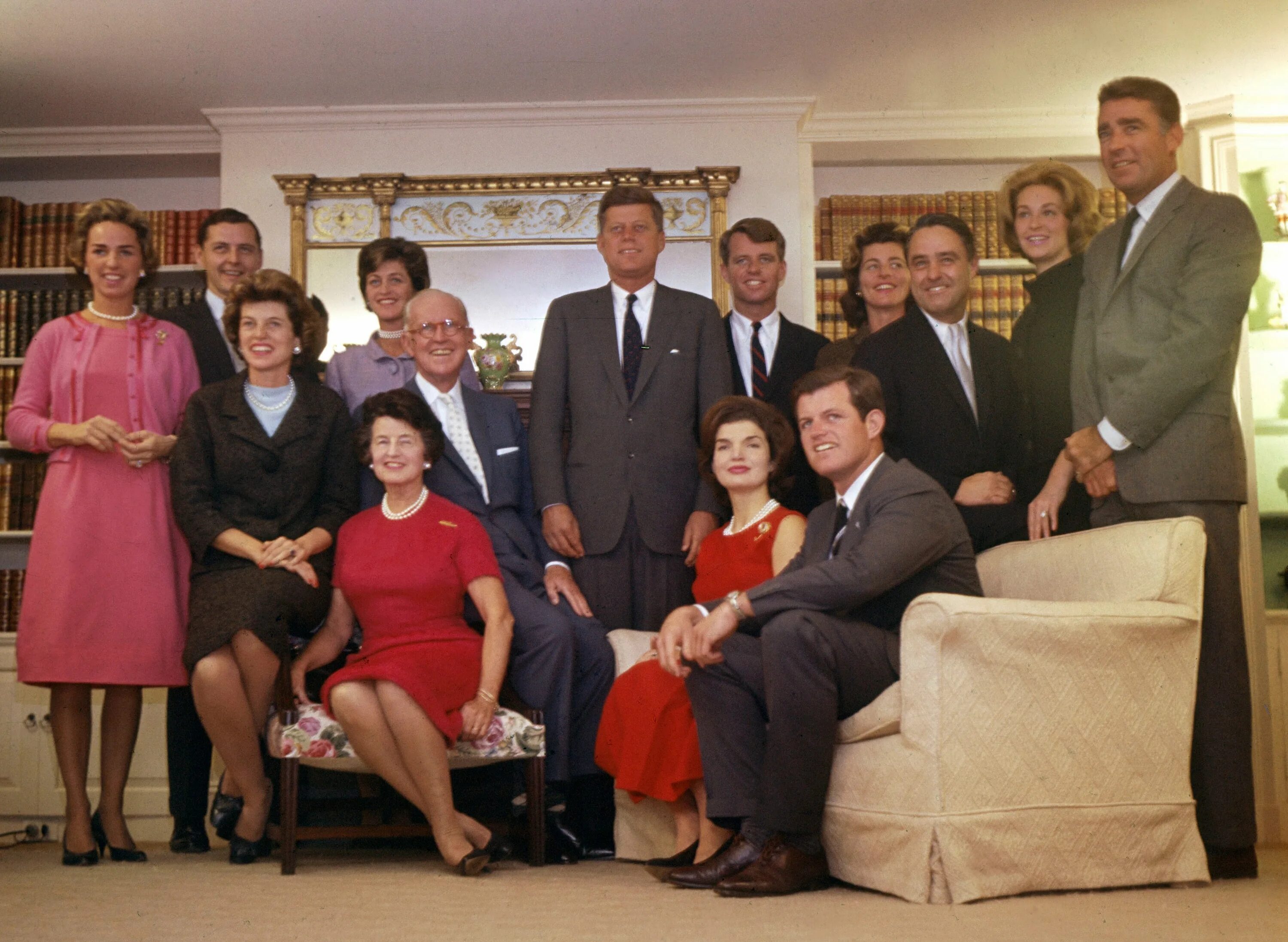 История обычной семьи глава 38. Джон Кеннеди и семья. Джон Фицджеральд Кеннеди семья. Братья Кеннеди.