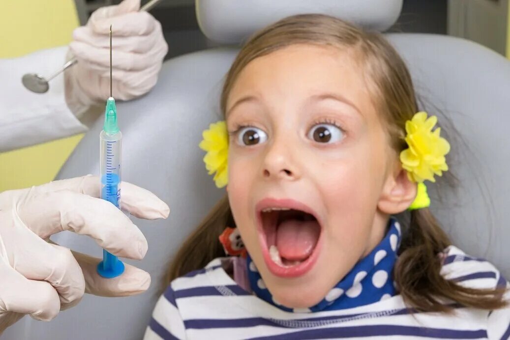 Детская анестезиология. Девочка у стоматолога. Местная анестезия у детей. Анестезия для детей в стоматологии.