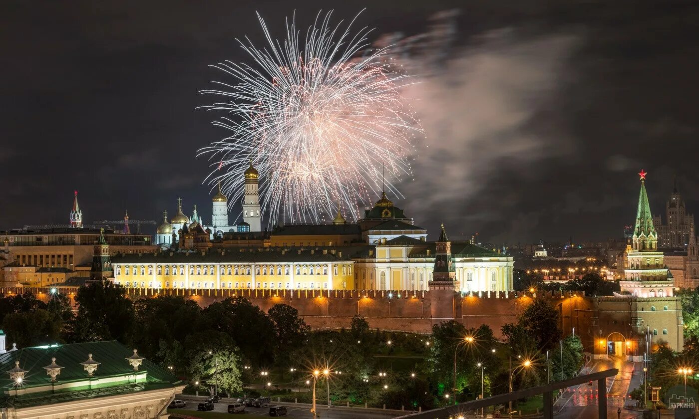 Кремлевский праздник. Салют Кремлевская набережная Москва. Московский Кремль салют. Салют "красная площадь". Салют Победы на красной площади.