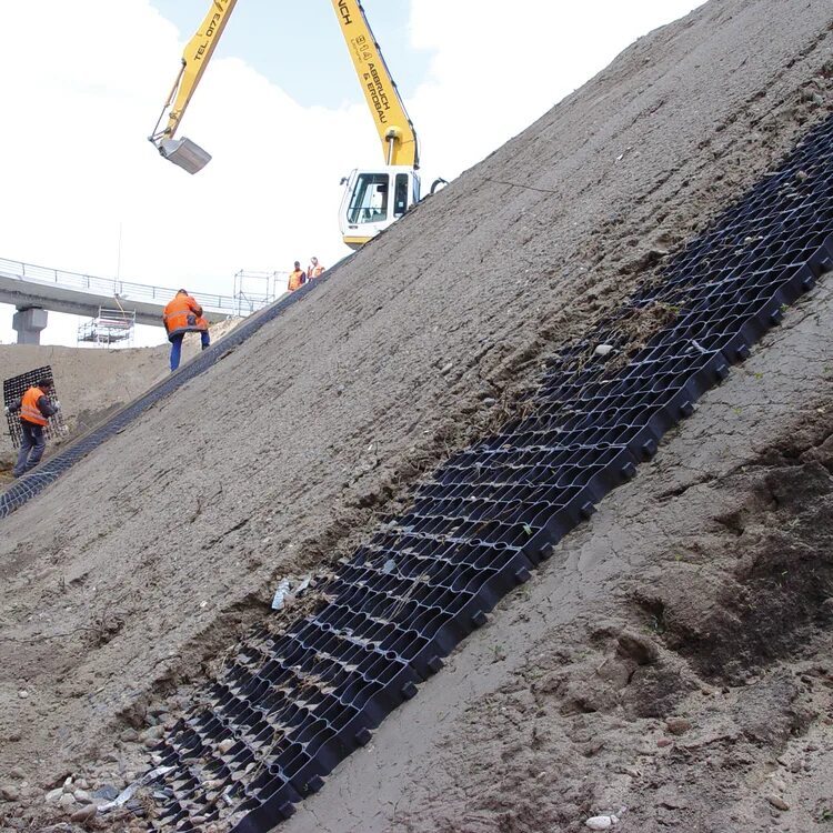 Откос укрепленный георешеткой. Георешетка прудон-494. Укрепление откосов геовеб. Способы укрепления откосов земляного полотна. Одерновка откосов земляного полотна.