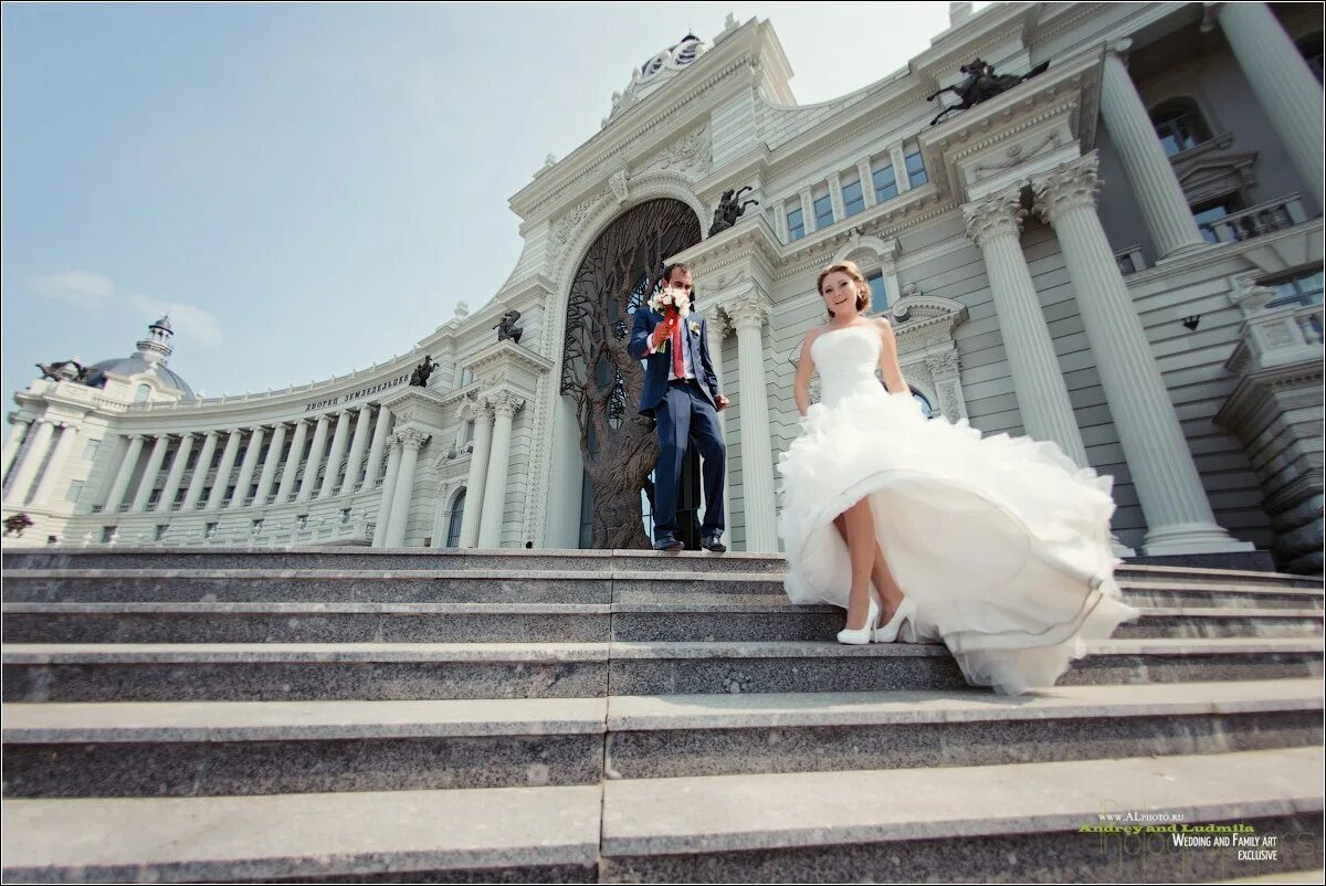 Где сделать свадебную. Дворец бракосочетания Йошкар-Ола. Места для фотосессий. Свадебная фотосессия на улице. Свадебная фотосессия в Москве.