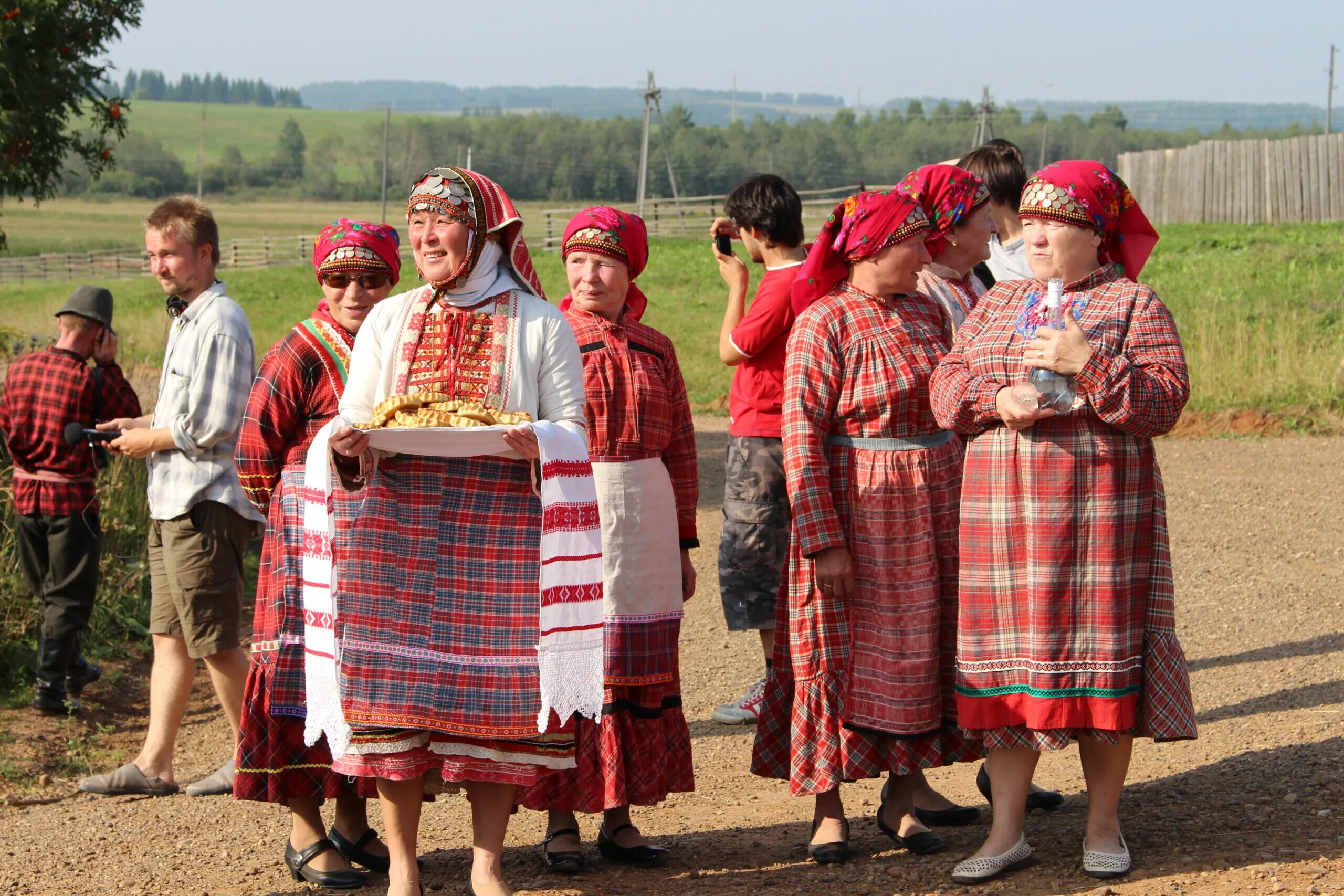 Народы кировской области. Бесермяне в Удмуртии. Удмуртский национальный костюм бесермяне. Удмуртия бесермяне национальные костюмы. Народы Урала бесермяне.