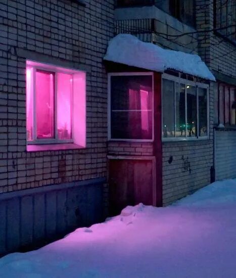 Фиолетовые окна в домах. Фиолетовый свет в окнах домов. Розовые лампы в окнах. Розовые окна в домах. Розовый свет в окнах жилых