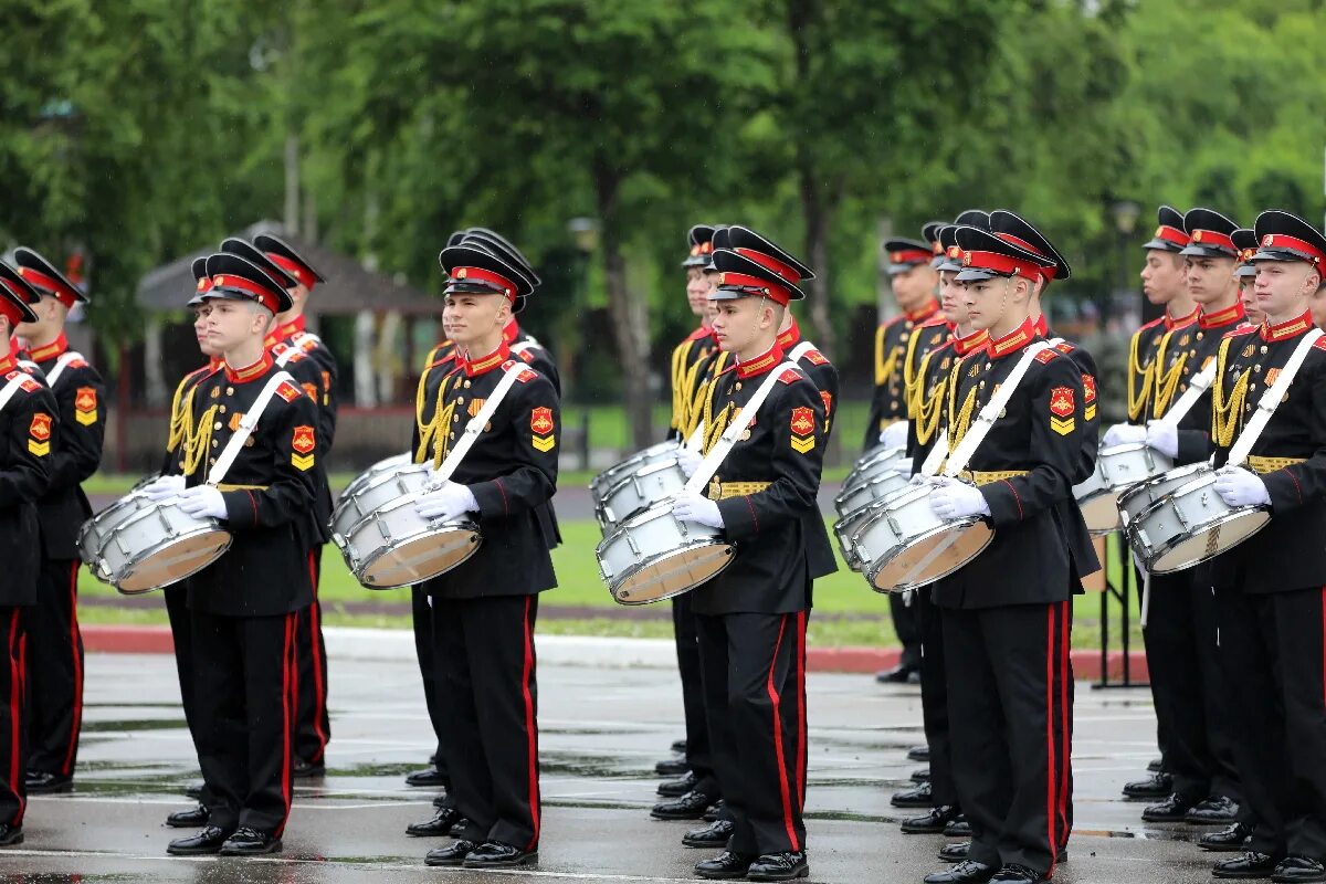 Сву выпуск. Уссурийское Суворовское училище. Суворовцы УСВУ. Суворовское военное училище Уссурийск. УСВУ Уссурийское Суворовское военное училище выпуск 63.