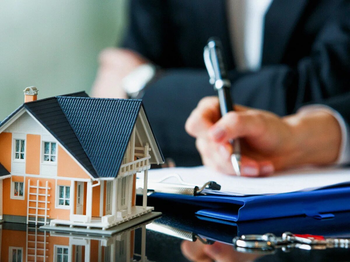 Страхование объектов недвижимости. Собственность как экономическая категория картинки. Содержание формы частной собственности. Сделки с недвижимостью. Объекты недвижимости.