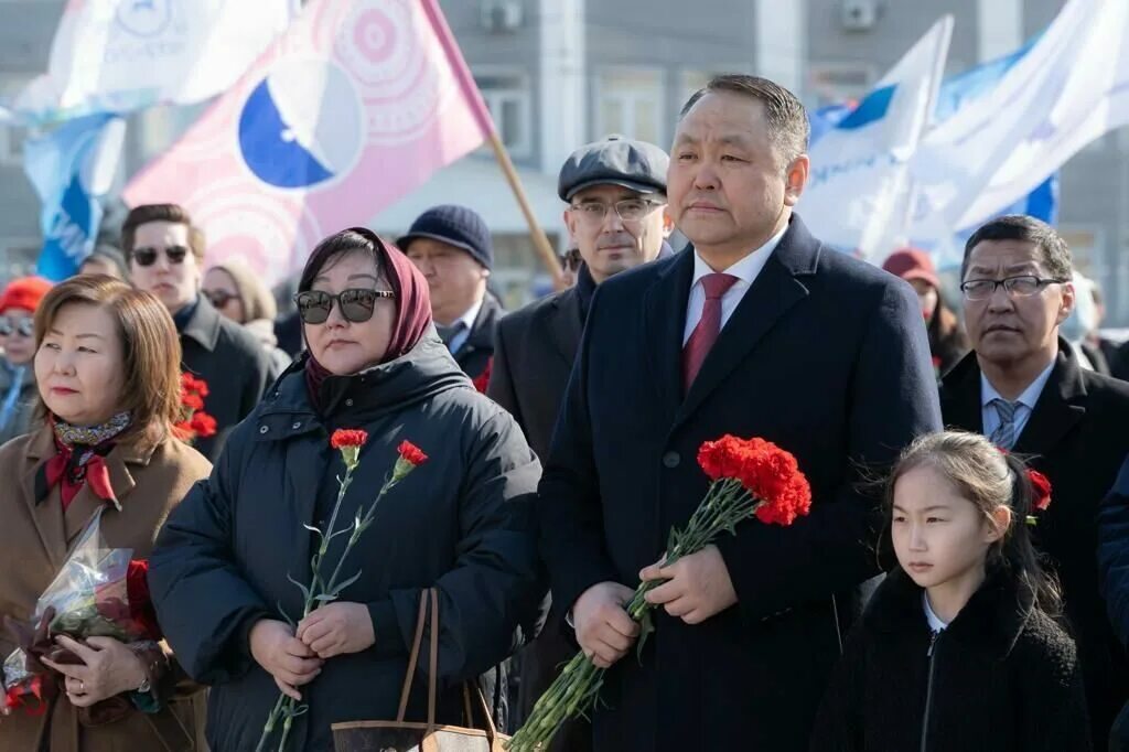 День якутии 27 апреля. Возложение цветов. Торжественное возложение цветов к памятнику. День Республики Саха. День Республики Якутия 27 апреля.