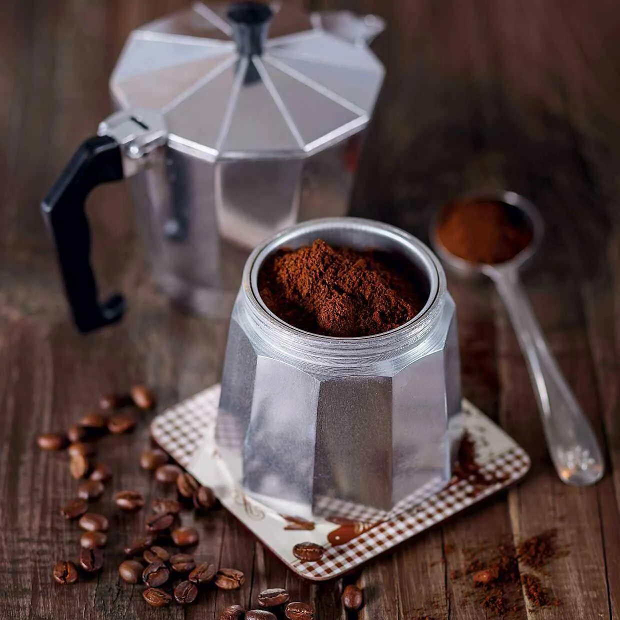 Кофе сварил восемь. Гейзерная кофеварка lavazza. кофе для заварки в чашке. заварка кофе. молотый кофе для кофеварки.