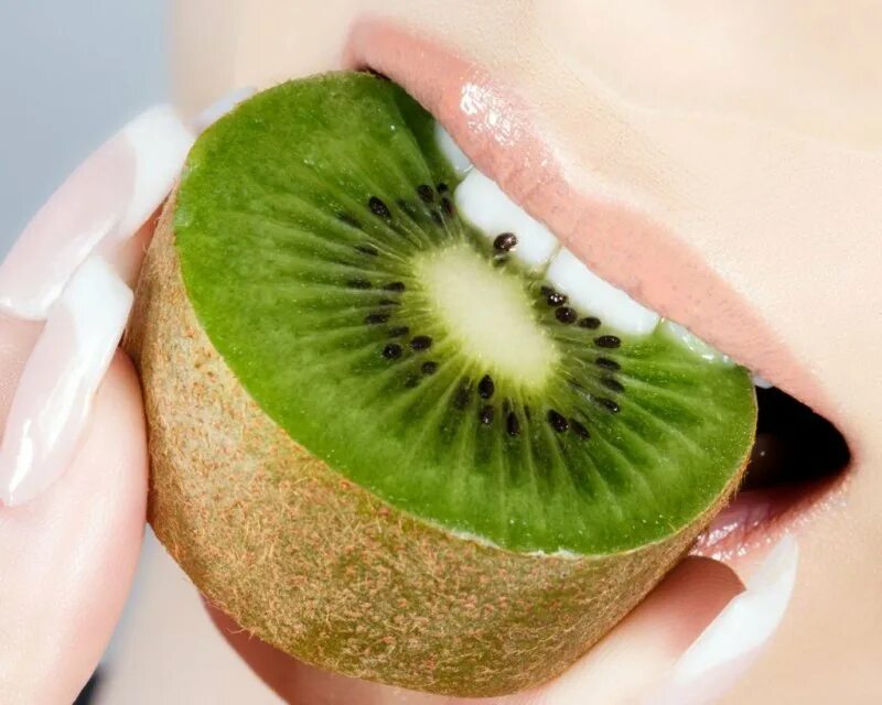 Как быть без киви. Киви фрукт. киви фрукт полезные. киви кушать. девушка с киви.