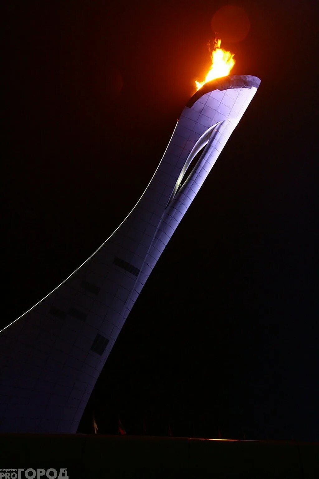 Факел в Олимпийском парке. Горящий Олимпийский факел Сочи 14. Факел олимпиады. Красивый факел.