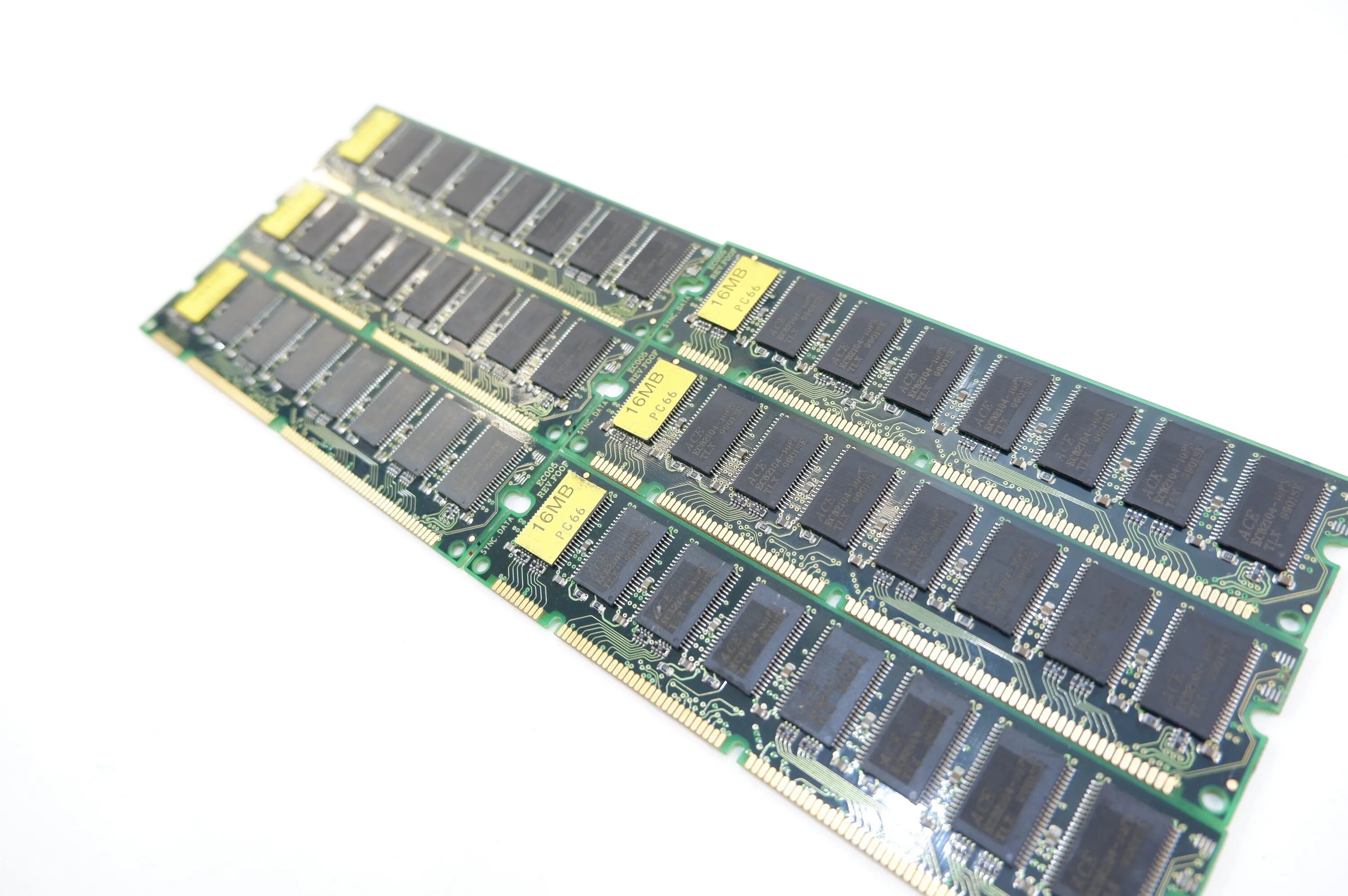 Sdram что это. Pc66. Старая Оперативная память 16 МБ. Двухранковые чипы памяти. Оперативка 16 MB.