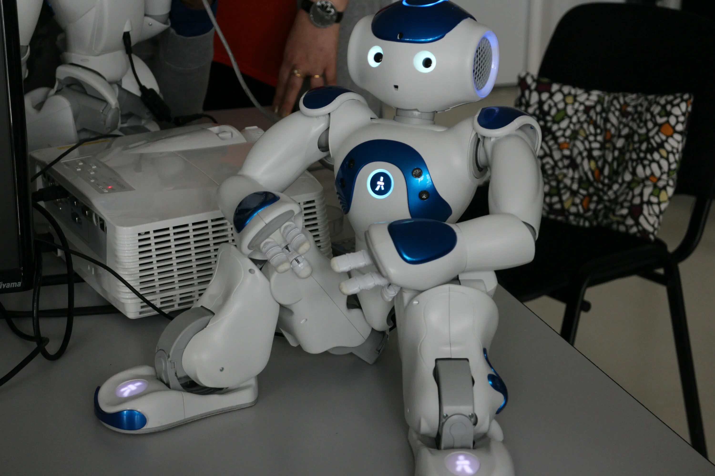 Зад робот. Робот домогатель. роботы с половыми принадлежностями. робот «alfarobotics» сексробот.