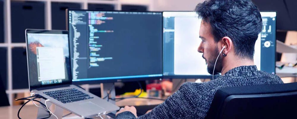 Профессия разработчик на c. Программист фотосток. Программист фото. Программист 1с. Профессия разработчик на c.