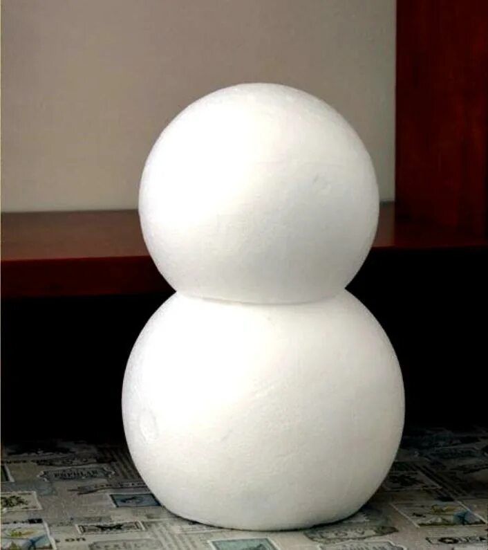 Снеговик шаров. Снеговик из пенопласта объемный. Снеговик из пенопластовых шаров. Снеговик из шара пенопласта. Шар из пенопласта.