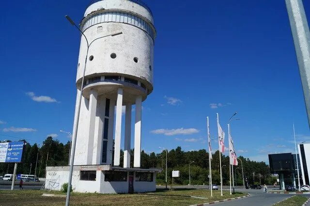 Телебашня в боллингене. Водо напоркач бпшнч упал маш. Белая башня уралмаш екатеринбург. Водонапорная башня узтм белая башня план. Магазины на белой башне в екатеринбурге.