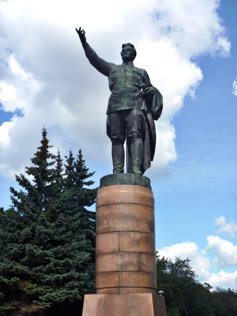 Памятники киров. Сергей Миронович Киров памятник в Кирове. Памятник Кирову Сергею Мироновичу Кирову. Киров Сергей Миронович памятник. Памятник с м Кирову в Кирове.