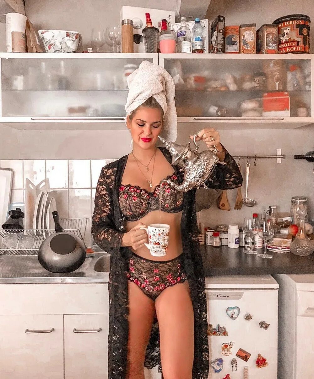 Goluzenkov екатерина. девушка в переднике. красотка на кухне. фотосессия на кухне девушка. красивая девушка на кухне.