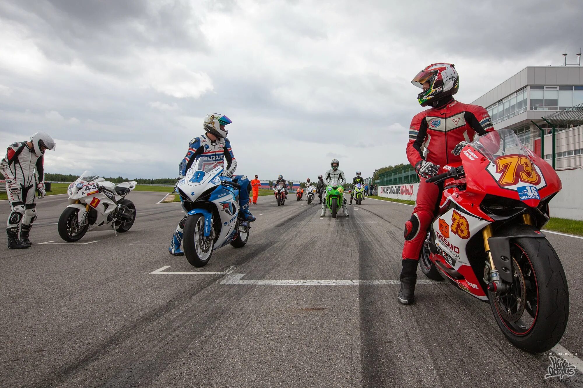 Гонки на спортивных мотоциклах. Гонки на мотоциклах. Соревнования на мотоциклах. Спортивные мотоциклы соревнования. Мотогонки.