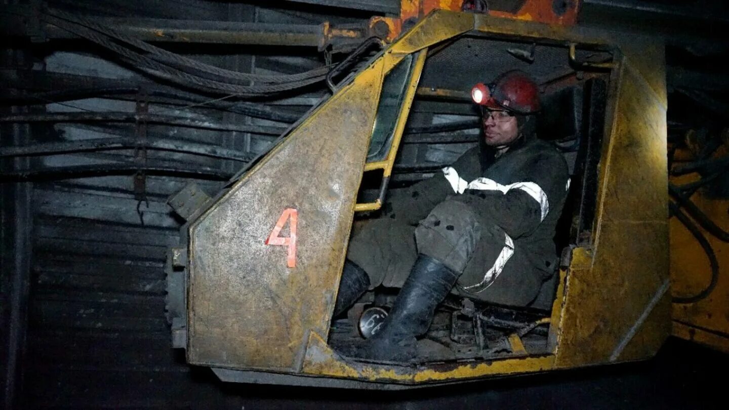 Угольные шахты кузбасса. Шахтеры в клети. Шахта шахтерская. Шахтер профессия. Шахтер планы.