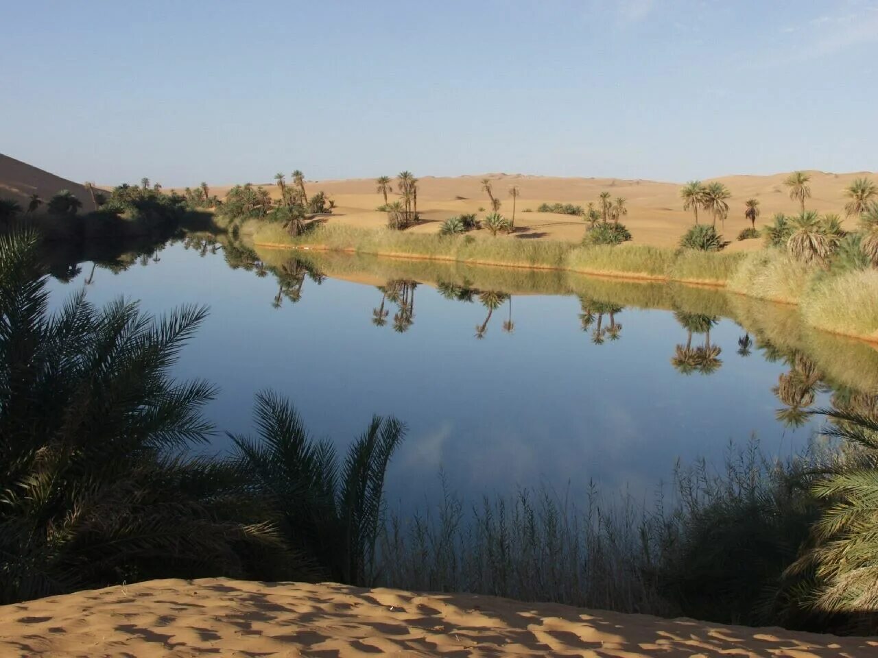 Название оазисов. Оазис Убари. Оазис Убари в пустыне. Оазис Убари Ливия. Озеро Убари.