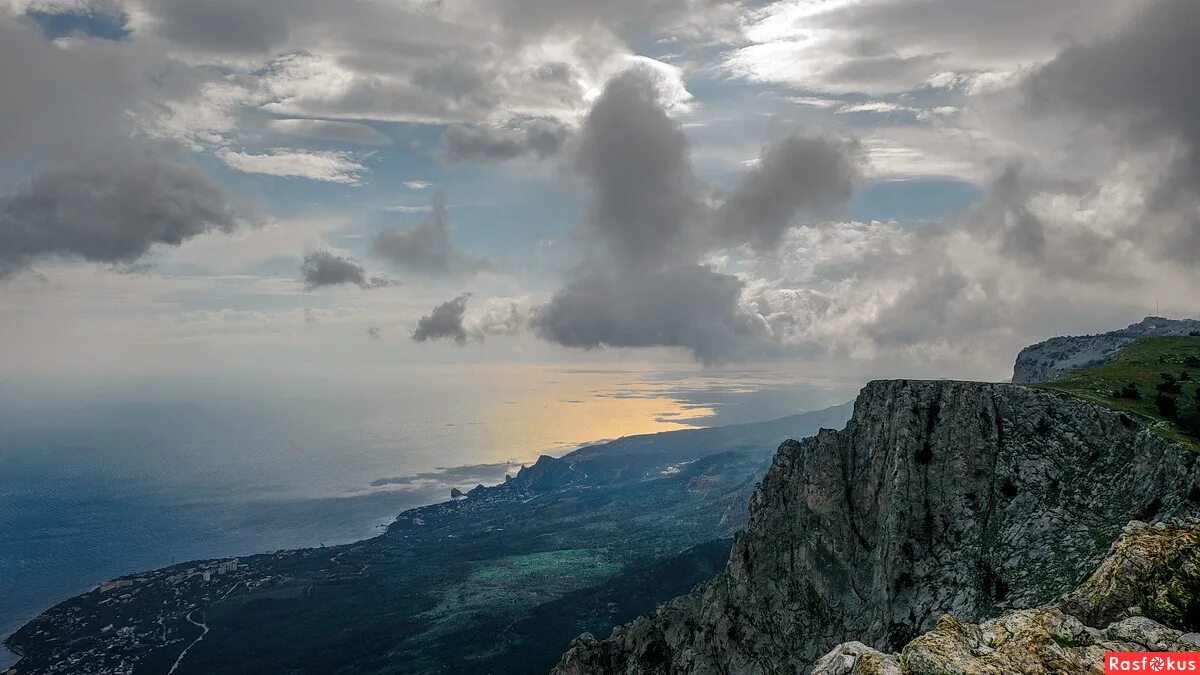 Дождливый крым. Красоты Крыма. Вид с ай-Петри на Ялту. Крым горы дождь. Ай Петри в тумане.