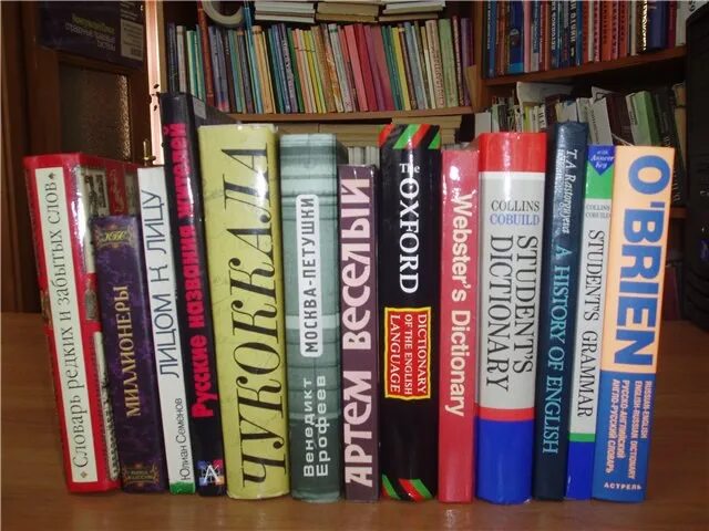 Читай наверху. Путь наверх жизнь наверху книга джон брейн. Юмор про подписчиков. Читай наверху. Человек за ноутбуком на улице.